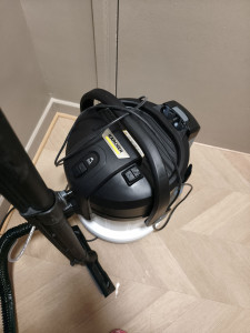 Photo de galerie - Aspirateur Kärcher SE 4 – injecteur-extracteur pour tapis, moquettes et tissus d’ameublement.