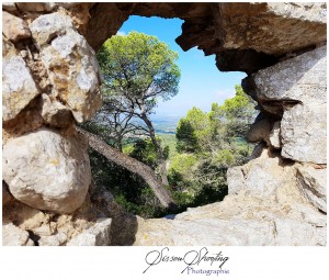 Photo de galerie - Instant volé au travers d'une ouverture dans un mur.