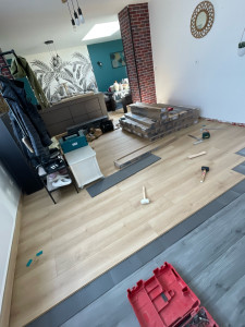 Photo de galerie -  Pose de parquet clipsable   Pose de sous-couche   Découpes et ajustements   Pose de plinthes   Retours et finitions des plinthes   Découpes autour des portes et obstacles   Finitions et nettoyage du chantier