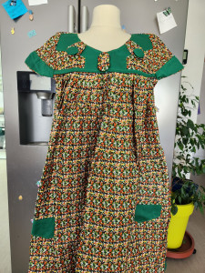 Photo de galerie - Une robe ample à manche courte deux temps en tissu imprimé coton
