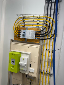 Photo de galerie - Rénovation et mise aux normes de tableau électrique. Organisation et repérage des circuits pour sécurité maximale. Installation conforme NFC 15-100. Travail soigné et professionnel. 