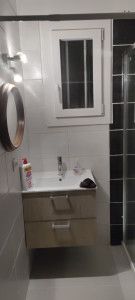 Photo de galerie - Réfection complète d'une salle de bain.
camouflage des tuyaux d' eau et de vidange.
mise en place d'un receveur 70x120 avec paroi.
carrelage sol et murs.