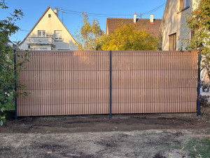 Photo de galerie - Arrachage de haie remplacement par clôture grillagée avec occultants