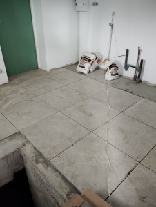 Photo de galerie - Pose de carrelage dans une arrière cuisine 