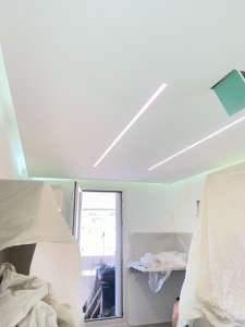 Photo de galerie - Faux plafond avec led d une cuisine 