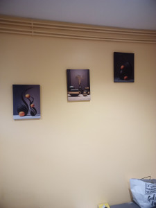 Photo de galerie - Pose des tableaux à un salon de coiffure 