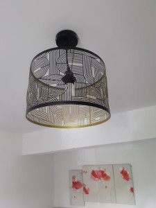 Photo de galerie - Pose d'un abat jour et tableau 