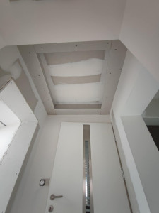 Photo de galerie - Pose de plaques de plâtre avec enduisage et ponçage sur ossature métallique.