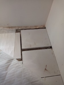 Photo de galerie - Dépose de sol en carré ciment plus repose d un parquet sur nouveau sol syporex