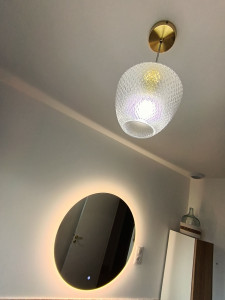 Photo de galerie - Installation d'un luminaire au plafond avec son miroir luminaire sur la cloison 