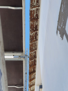 Photo de galerie - Décapage et ponçage boiserie avant mise en peinture 