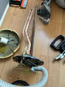 Photo de galerie - Résistance électrique de chauffe-eau. Complète.  Nettoyage du calcaire insi que autour du joint de bride. Car y avai une fuite d’eau remise en place de celle si et reconnections réparations ok   
