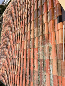 Photo de galerie - Traitement nettoyage toiture avant 