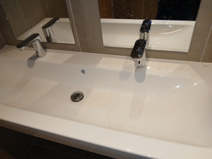 Photo de galerie - Lavabo avec robinet capteur 