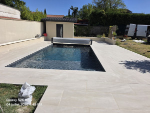 Photo de galerie - Poser des marges sur la piscine et l'é carrelage.