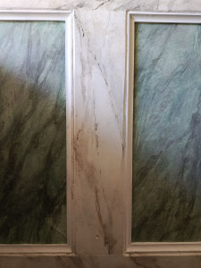 Photo de galerie - Rénovation d’une salle de bain : après étude de trois papiers peints et plusieurs propositions d’harmonies, réalisation de deux faux marbres peints à la main, en accord avec le papier peint choisi par la cliente. Un décor unique et sur mesure.