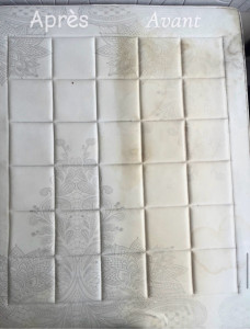 Photo de galerie - Partie gauche du matelas nettoyée, partie droite non nettoyée.