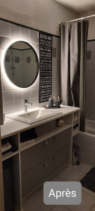 Photo de galerie - Résultat final= plus de place et de rangements.Robineterie changee par 1 plombier, le meuble sous vasque a été réalisé à partir de dons sur Leboncoin.