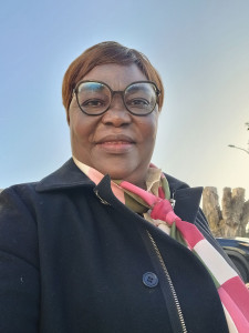 Photo de galerie - Je suis berthe auxiliaire de vie, je recherche du travail garde d’enfants, ménage, repassage, aide à la personne âgée en situation de handicap (aide aux déplacements, toilettes, courses. je suis dynamique   ,sociale et toujours à l’écoute.