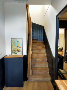 Photo de galerie - Réalisation d'un soubassement en bois dans une cage d'escalier plus tapisserie et rénovation de l'escalier.