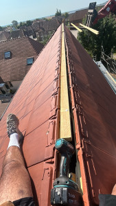 Photo de galerie - Redressage de la charpente et changement des chevrons, bâche sous toiture, lattage et contre lattage, pose de tuile et de la zinguerie, pose des gouttières 