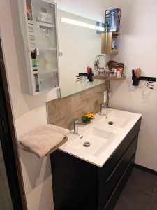 Photo de galerie - Fixation miroir + étagère. 