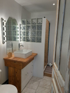 Photo de galerie - Pose complète meuble + vasque, miroir, éclairage, bac douche, carrelage douche, cloison + carreaux de verre