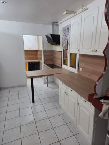 Photo de galerie - Rénovation d'une cuisine avec plan de travail intégré pour faire une table
