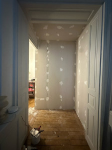 Photo de galerie - Réalisation d’une cloison ossature, métallique, phonique en double peau de chaque côté pour séparer deux appartement enduit deux passe finition, ponçage, peinture blanc, finition et réalisation d’un faux plafond double peau avec l’isolation laine de verre