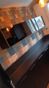 Photo de galerie - Pose de papier peint dans une cuisine fraîchement refaite 