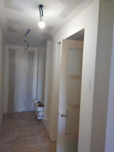 Photo de galerie - Ponçage parquet et fixation caisson dressing suite parentale Flo b 
