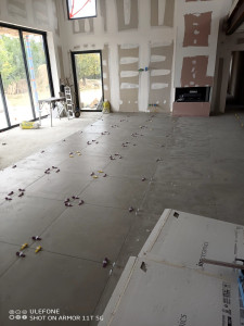 Photo de galerie - Pose d'un carrelage 60 x 60 rectifié sur chape liquide  