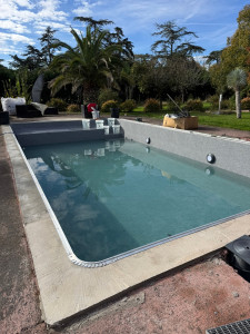 Photo de galerie - Rénovation d’un bassin en carrelage / création d’une banquette et d’un escalier. revêtement liner 3D gris 