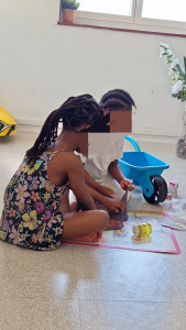 Photo de galerie - Ils sont en train de jouer à la pâte à modeler et du slime.