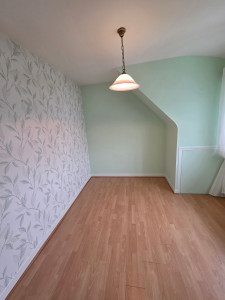 Photo de galerie - ?Après? Remise en état complète des enduits avec reprise des murs abîmés, préparation soignée des supports, puis mise en peinture finition propre et durable.
Pose d’une nouvelle tapisserie pour apporter une touche moderne et lumineuse à la pièce.