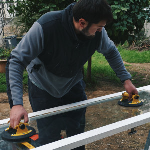 Photo de galerie - Sur cette photo, Nicolas, notre poseur diplômé, intervient chez l’un de nos clients pour remplacer le vitrage d’une porte-fenêtre.
 Avec précision et maîtrise, il utilise des ventouses professionnelles pour manipuler la vitre en toute sécurité.
