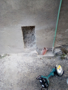 Photo de galerie - Découpe à la disqueuse d'un mur en pierre pour encastrement coffret électrique