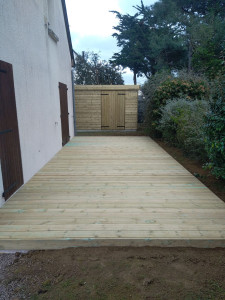 Photo de galerie - Réalisation d'une terrasse bois et abris de jardin sur mesure