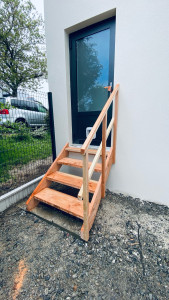 Photo de galerie - Fabrication et installation d’un escalier extérieur en Douglas 