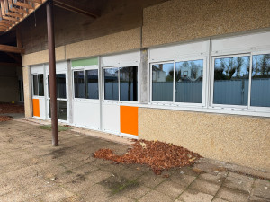 Photo de galerie - Ici c’est l’école maternelle de Donnery j’ai fait la pose de tout la menuiserie 