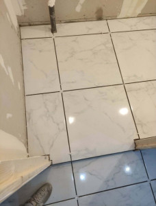 Photo de galerie - Pose de carrelage sol mur et salle de bains .
