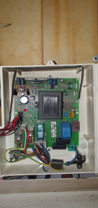 Photo de galerie - Carte électronique chaudière après 20 ans de service remplacement a neuf 2 jour de recherche sur internet 