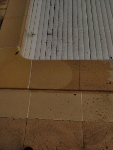 Photo de galerie - Remise en état tour de piscine nettoyage haute pression eau chaude avec équipements professionnels 