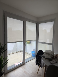 Photo de galerie - Repérage et préparation de l’installation. Vérification des niveaux et mesure précise pour une pose durable et sans défaut.