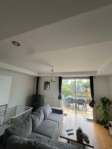 Photo de galerie - Transformation d’une pièce de vie avec création d’un faux plafond en plaques de plâtre, pose de spots encastrés et travaux de peinture.