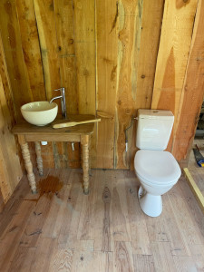 Photo de galerie - Pose de wc et lave main dans toilettes 