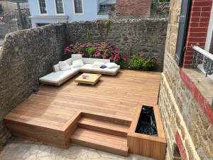 Photo de galerie - Réalisation d’une terrasse en bois exotique cumaru avec ses marches intégrées et son coin potagé.
