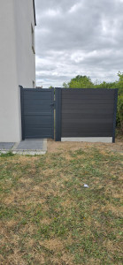 Photo de galerie - Pose d'un portillon Alu ainsi qu'un panneau en composite avec plaque de soubassement 