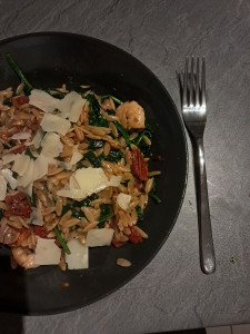 Photo de galerie - Plat orzo épinards tomates séchées crevettes et parmesan 