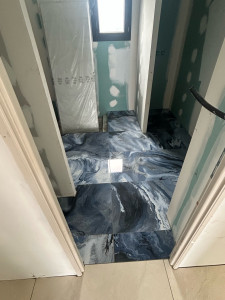Photo de galerie - Pose carrelage sol salle de bain motif marbré bleu 60x120